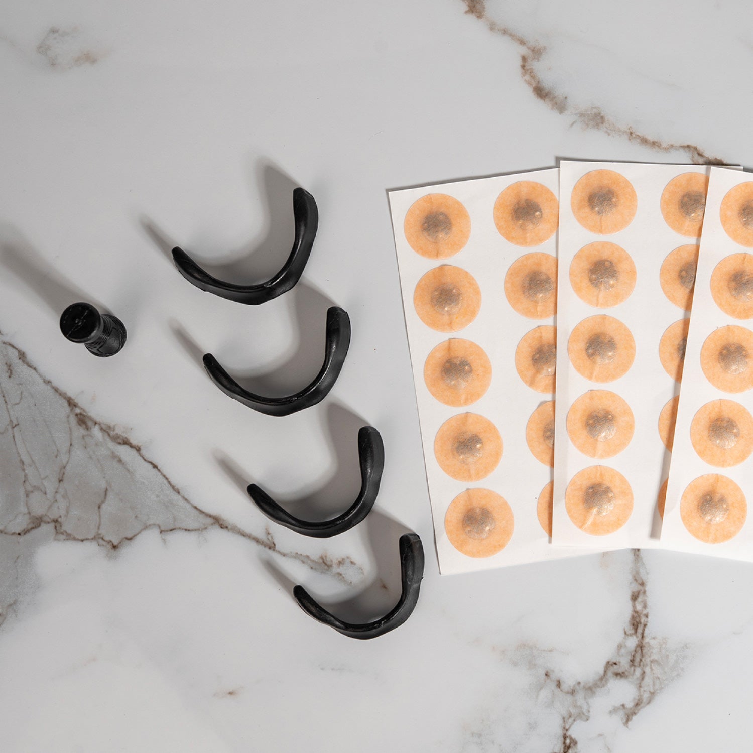 neusclips en neusstickers op tafel