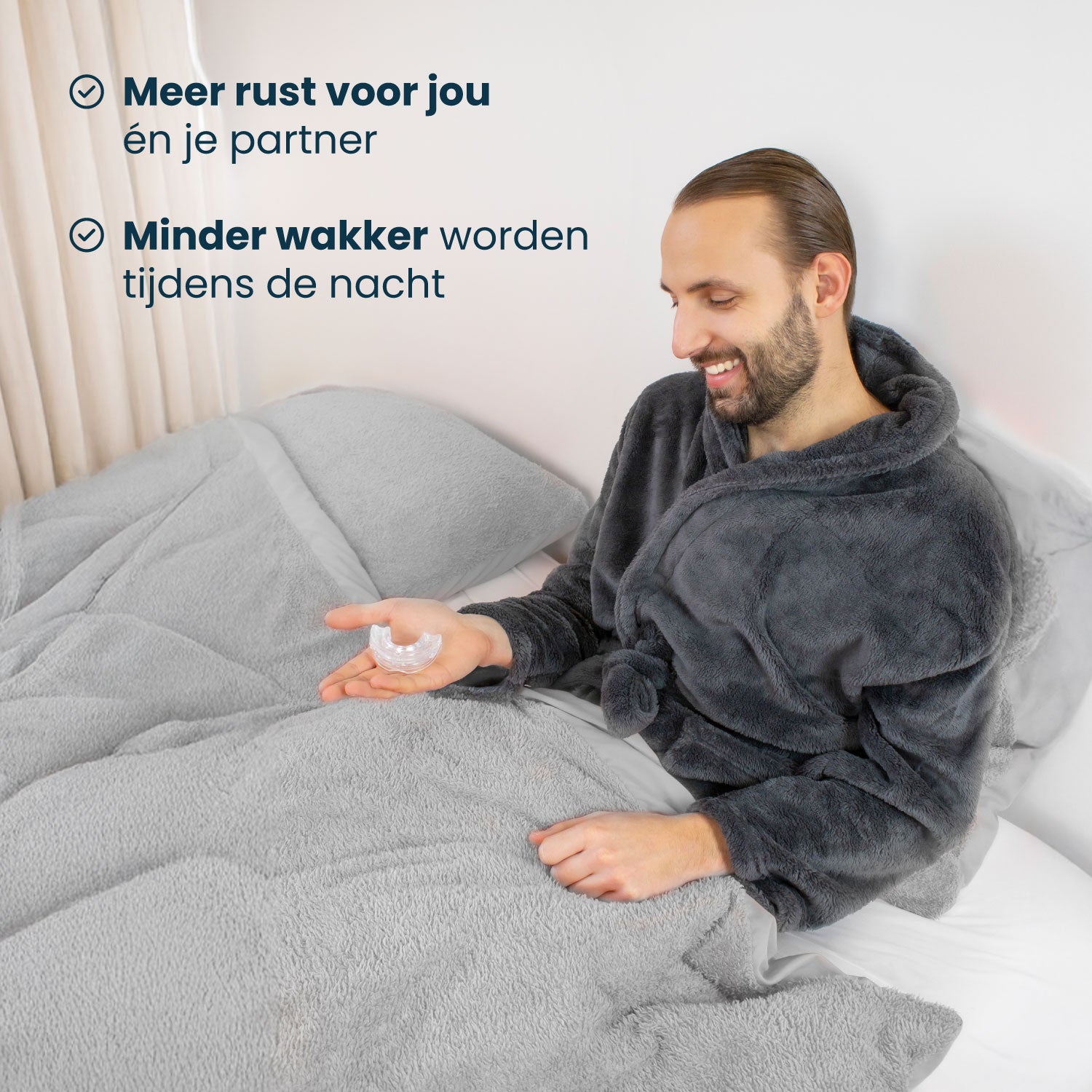man in bed met snurkbeugel